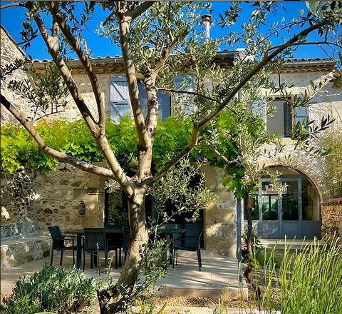 Spacious, tastefully renovated stone house of character, approx. 251m2 on a plot of approx. 412m2 with gardens and swimming pool. Light and airy and luminous. The house comprises a lovely 49m2 living area with fitted laundry room and adjoining cellar...