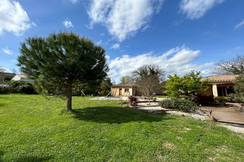 Nord UZES 12KM. Superbe villa de plain-pied de 123m2 avec grande pièce à vivre de 57m2 exposé sud/est avec cuisine américaine et son piano de cuisson. Belle cheminée suspendue. Climatisation reversible. Cellier buanderie. Terrasse plein sud avec vue ...