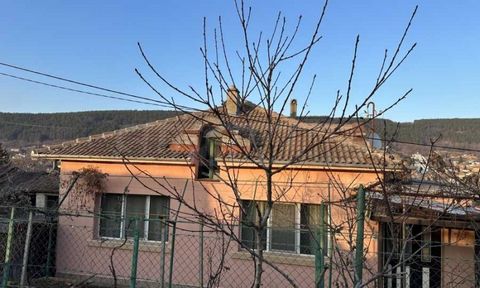 SUPRIMMO agency: ... We present to you a massive one-storey house with an area of 100 sq.m, located on a spacious plot of 1,400 sq.m in the picturesque village of Prisovo. The property includes an entrance hall, three bedrooms, a kitchen with a dinin...