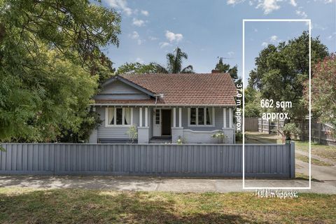 Expression of Interest Closing Monday 17th February at 6 PM In the one family for over 60 years, this classic 3 bedroom 2 bathroom single level Californian Bungalow is a blank canvas of opportunity with a north-facing rear aspect. Retaining its high ...