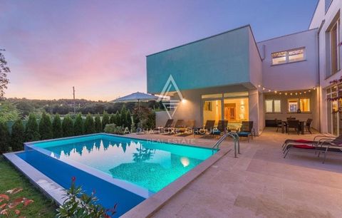 Rovinj, Istria - Contemporary villa with indoor and outdoor Pools Nestled 20 km from the sparkling Adriatic and the charming town of Rovinj, this modern two-story villa offers tranquility and convenience, situated close to essential amenities. The gr...