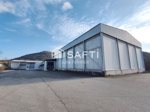 Located in Uzer (07110), this commercial premises benefits from a privileged location offering optimal visibility for any type of commercial activity. Strategic location close to local amenities, one hour from Alès, Montélimar, this property is ideal...