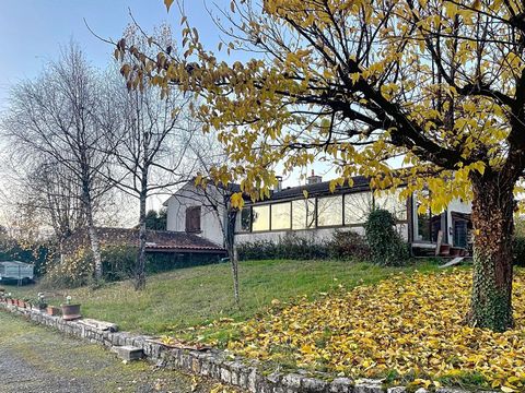 Située à Merpins, cette maison de 110 m² environ, sur sous sol semi enterré est implantée sur un terrain arboré et clôturé de 3253m2. Elle propose une cuisine indépendante, une pièce de vie avec un insert, ces deux pièces s'ouvrant sur une véranda lu...