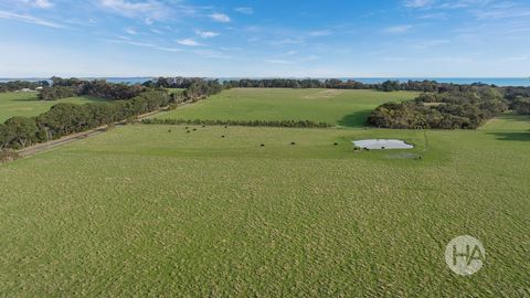 With 42 acres (approx) of prime pasture and just moments from the beach, start planning your ultimate peninsula farm lifestyle! Offering extraordinary potential to build a stunning new country home (STCA) and develop the property for cattle, horses o...