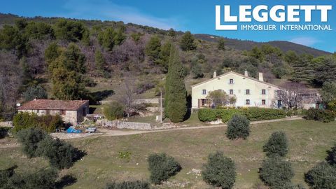 A34336JTO83 - Nichée dans un endroit tranquille et pittoresque, cette charmante ferme de 300 ans offre une opportunité rare. Située au milieu de la campagne avec vue sur la mer et mesurant un peu moins de 7 hectares, la propriété comprend la bastide ...