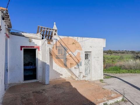 Cette maison de plain-pied, située dans le village pittoresque d'Azinhal à Castro Marim, représente une opportunité d'investissement avec un grand potentiel. À seulement 15 km de Vila Real de Santo António et à environ 12 km du centre de Castro Marim...