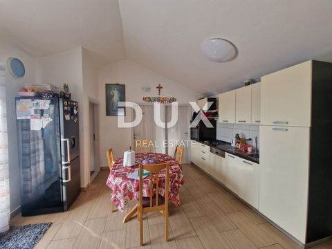 Location: Zadarska županija, Zadar, Plovanija. ZADAR, PLOVANIJA - three-bedroom apartment with garage In a great location, near the expressway, we are selling an apartment on the second floor. The apartment occupies an entire floor of 115 m2, includi...