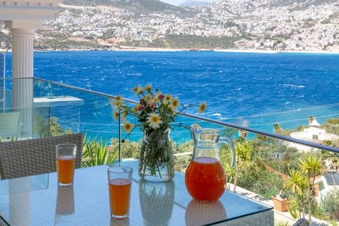 Deze buitengewone villa met 5 slaapkamers ligt in de prestigieuze wijk Kisla Bay in Kalkan en biedt een luxe ontsnapping met een aantal van de meest betoverende panoramische uitzichten op zee in de regio. Deze villa is perfect voor grote groepen vrie...