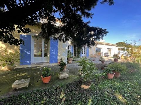 You are looking for a property in the countryside between the Alpilles and Arles, this house will be perfect for you! Ideal for its beautiful volumes, it offers approximately 200m2 of living space. It is composed on the ground floor, of an entrance, ...