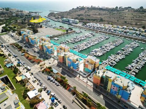 Percelen met 5424m2 voor de bouw van een residentieel/commercieel/dienstverlenend gebouw, naast de jachthaven van Albufeira, Algarve. Perceel 1 met een oppervlakte van 1600m2 maakt de bouw van 8 bovengrondse en maximaal twee verdiepingen onder de gro...