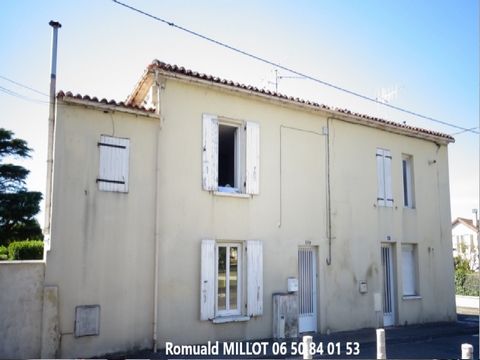 Deux maisons mitoyennes formant un ensemble immobilier proche du quartier Trois Chênes et proche des plusieurs lignes de bus et commerces. - La première maison fait 54m2. Elle comporte un séjour, une cuisine, une grande chambre, un bureau , une salle...