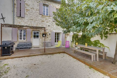 En exclusivité sur Jonquerettes, joli village provençal situé entre Avignon et l'Isle sur la Sorgue. Mas provençal d'une surface hab. de 250m², idéal gîtes, maison d'hôtes ou regroupement familial entièrement rénové avec matériaux de qualité. Décorat...