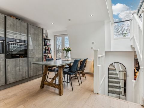 Un appartement lumineux et élégant de trois chambres à coucher sur deux niveaux avec une terrasse privée sur le toit. Aménagée sur les étages supérieurs, cette maison est composée de trois chambres doubles, de deux salles de bains et d’une cuisine ou...