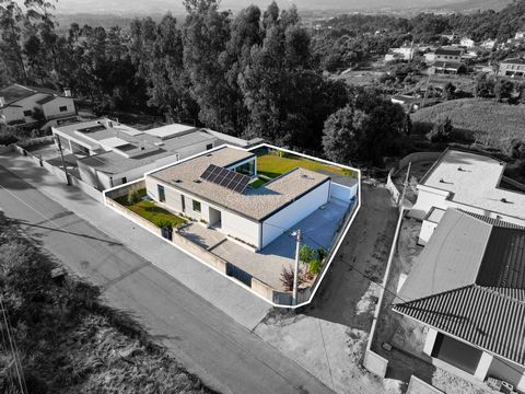 This fantastic 4-bedroom villa, located in the quiet parish of Airó, Barcelos, is a unique opportunity for those looking for modern comfort and energy efficiency. Built just two years ago, the house is in excellent condition and is equipped with the ...