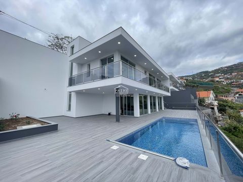 Erleben Sie die perfekte Mischung aus modernem Komfort und natürlicher Schönheit in dieser atemberaubenden Villa, eingebettet in die charmante Küstenstadt Ribeira Brava. Bekannt für sein mildes Klima, die malerische Küste und den entspannten Lebensst...