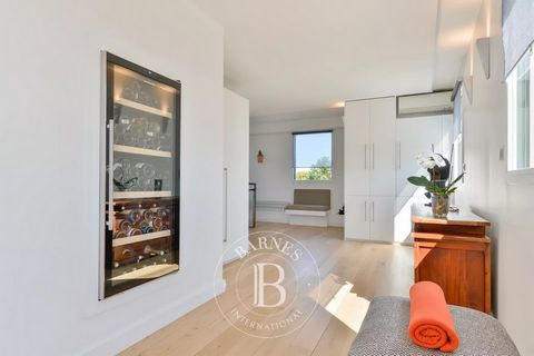 CROIX-ROUSSE - Attic. Come and discover this rooftop located in the heart of the highly sought-after district of la Croix-Rousse. Spread over 2 levels, this reverse duplex benefits from a peripheral terrace of 190sqm. It is composed on the 6th floor ...