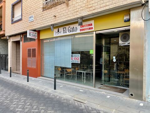 Fantastisk plats i centrum av San Pedro del Pinatar, helt monterad. Den säljs med all bageriutrustning och allt du behöver för att starta den konditoriverksamhet du har drömt om. Platsen har 133 m2, varav 126m2 är användbara, utrustade med toaletter ...