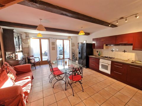 We are delighted to present this 2 bedroom town house, in good condition with a courtyard garden. Walkable to all the lively restaurants/bars and shops in this bustling Bastide, two sets of double glazed doors to the front of the property welcome you...