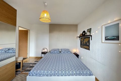 Dit charmante appartement biedt een comfortabel en gezellig verblijf met alle essentiële voorzieningen voor een perfect uitje. Het appartement beschikt over een queensize bed in de slaapkamer, ontworpen voor een rustige nachtrust. Het is niet huisdie...