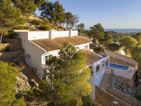 This south-facing property offers views of both the sea and mountains. It features two spacious terraces, perfect for entertaining guests or simply relaxing while enjoying the scenery. Additionally, the villa includes a private garage and plenty of s...