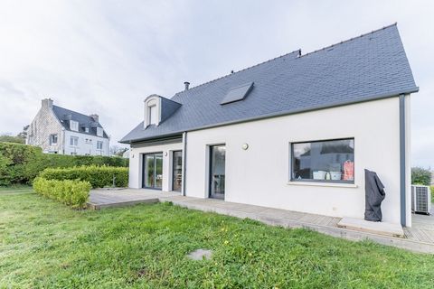 Dit ruime, moderne vakantiehuis biedt een comfortabel verblijf met 4 slaapkamers, geschikt voor maximaal 10 gasten. De accommodatie beschikt over een uitnodigende tuin, tuinmeubilair en een privéterras, perfect om te genieten van de frisse lucht. Het...