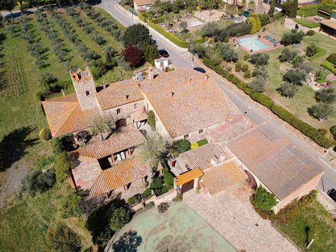 Se vende en Castell d'Aro una Masía fortificada situada en el centro del Baix Empordà catalogada como monumento histórico construido en el año 1384. Sus jardines y vistas abiertas a la naturaleza, la proximidad al mar configuran un lugar único que se...