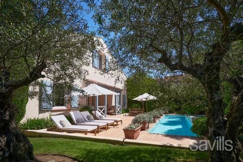 Within 5 minutes walk from Place des Lices, renovated villa on a private estate in the centre of Saint-Tropez. Divided over two levels, the house is composed as follows: On the ground floor, a living room with fireplace, opening onto a covered terrac...