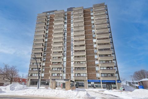 Superb 1 bedroom condo, corner unit of over 700sqft, with large balcony offering a view of Ottawa with an east orientation. You will find an open concept with a modernized kitchen, a renovated bathroom, no carpet and large rooms. The building offers ...