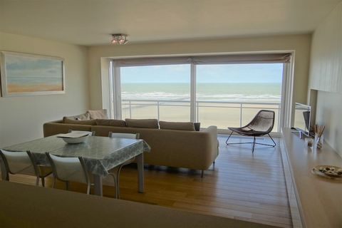 Dit ruime appartement met 3 slaapkamers heeft een toplocatie aan de Nieuwpoortse zeewering en biedt een adembenemend uitzicht op de kust en directe toegang tot het strand. Het is ontworpen voor comfort en ontspanning en beschikt over lichte, uitnodig...