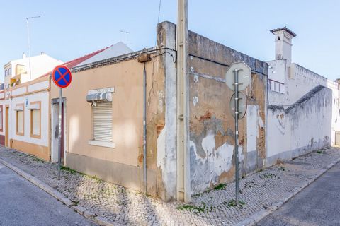 Villa in Alhandra, neben den Schwimmbädern von Baptista Pereira, zum Bau, mit genehmigtem Projekt, bereit, mit den Arbeiten zu beginnen. Das Projekt umfasst eine Küche und ein Wohnzimmer im Erdgeschoss im offenen Raum, im 1. Stock eine Suite und im 2...