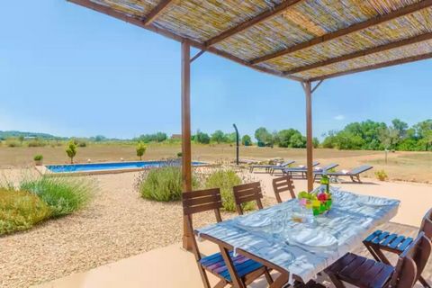 Nuestros huéspedes podrán refrescarse en la piscina privada de cloro, con unas dimensiones de 8.5 m x 4 m y una profundidad de 1.3 m. Rodeada por una zona de grava y césped muy bien cuidado, ofreciendo cuatro hamacas y una ducha exterior, es un sitio...