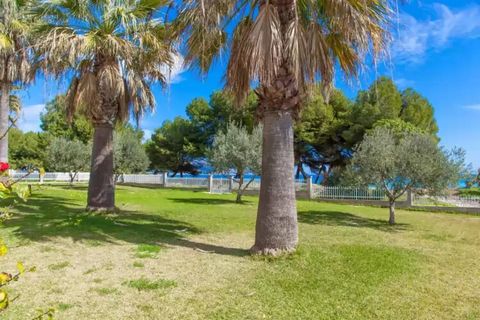 Located on the ground floor of a family-friendly building with four apartments, this wonderful accommodation has a garden for communal use with up to 12 sun loungers to enjoy the sun and direct access to the beach. For exclusively private use, you wi...