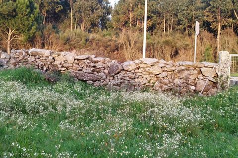 Objekt-Nr.: ZMPT574508 Kommen Sie und entdecken Sie einen sehr guten und idealen Raum, um Ihre Villa auf einem rustikalen Grundstück zu bauen, mit Wasser, Abwasser, Strom und Glasfaser davor. mit dem neuen Bodengesetz in Portugal, das eine Sonderrege...