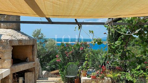 Location: Primorsko-goranska županija, Crikvenica, Dramalj. For sale is a fully renovated house near the sea with a stunning view, requiring no additional investment. The ground floor features a spacious dining area with a fully equipped kitchen and ...