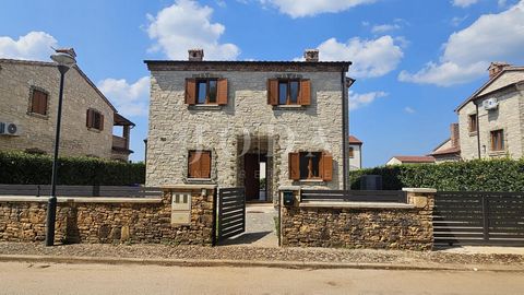 Location: Istarska županija, Svetvinčenat, Čabrunići. Detached house in a residential area with a swimming pool, in a quiet location close to all Istrian centers. An excellent layout of rooms with large terraces and a garden into which a swimming poo...