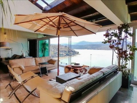 Spectacular house for sale, located in one of the most exclusive areas of Valle de Bravo, with a beautiful view of the lake, modern design and comfortable spaces, ideal for enjoying wonderful days in the company of your family and friends. It has 4 b...