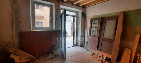 Location: Istarska županija, Vodnjan, Vodnjan. Vodnjan, house for adaptation. In the very heart of Vodnjan, there is a house for adaptation with a total area of 96m2 spread over three floors. The property needs complete renovation. New carpentry and ...