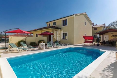 Location: Istarska županija, Vodnjan, Vodnjan. Vodnjan, surroundings, in a small, beautiful Istrian town, for sale is a beautiful holiday home. The house consists of a ground floor and a first floor with a total area of 254 m2 and is located on a spa...
