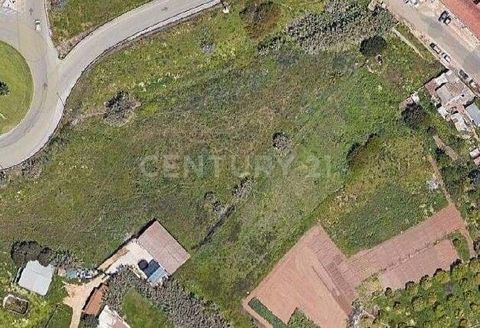 Land with a total area of 535 m², located in Lugar da Penina, Portimão. The property has an approved project for the construction of a house with 210.44 m² of construction area, valid until October 2025, with the possibility of extension for issuing ...