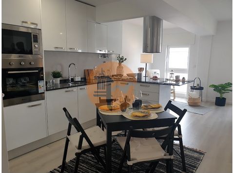 Excellent location, 3 bedroom apartment 7 minutes from Colégio Militar metro station with living room + kitchen with 40m2 fully equipped with white furniture, tiles on the entire wall behind the furniture, white Silestone top: -- Oven, -- Plate -- Ex...