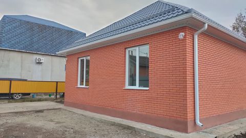 Арт. 96824452 Продаю качественный кирпичный дом 1,5 этажный на 4 сотках земли.Прописываться можно! На первом этаже просторная кухня- гостиная и три комнаты. Площадь первого этажа по плите 110 м.кв. На 2ом этаже 35 м.кв. свободная планировка Теплый по...