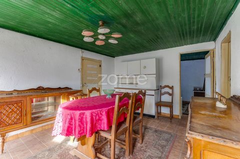 Property ID: ZMPT574519 4 bedroom villa close to the center of Castro Daire, where we find all kinds of Commerce and Services, inserted in an area with great Cultural, Gastronomic and Tourist interest. Habitable House with some degree of Renovation/R...