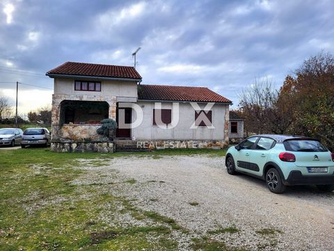 ISTRIË, KANFANAR - Huis met vergunning voor herbouw Kanfanar ligt in het westelijke deel van het schiereiland Istrië en heeft uitstekende verkeersverbindingen met de rest van Istrië, omdat hier het belangrijkste knooppunt van de Istrische Y-weg ligt....