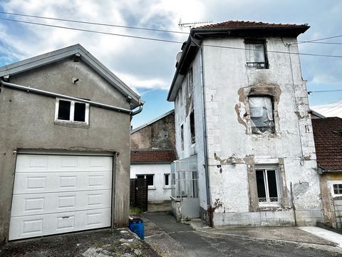 Fontaine-les-Luxeuil (70), 7 kms de Luxeuil-les-Bains, Aurélien vous présente en exclusivité cette maison de village mitoyenne, à rénover, terrain de 709 m2, elle comprend : Au rez-de-chaussée : entrée sur petite véranda, une pièce (cuisine de 18,4 m...