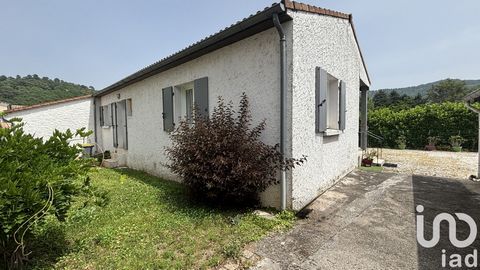 iad France - Pascaline BONNETON vous propose: A 10min d'Aubenas et 5 minutes de Vals les bains, située sur la commune de Lalevade-d’Ardèche, à proximité immédiate des commerces et commodités, cette maison de plain-pied offre un cadre de vie agréable ...