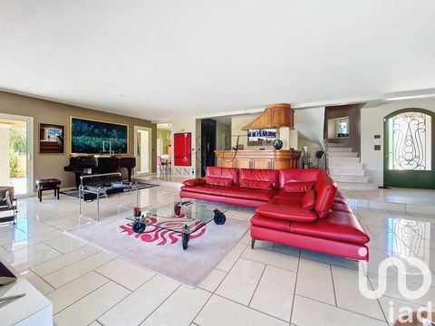 iad France - Jennifer Favreau vous propose: TRESSES – BIEN D’EXCEPTION SUR LES HAUTEURS – 257 m² – PARCELLE DE 3006 m² – PISCINE – SOUS-SOL TOTAL Sur les hauteurs prisées de Tresses, à deux pas des transports, des écoles et des commerces, découvrez u...