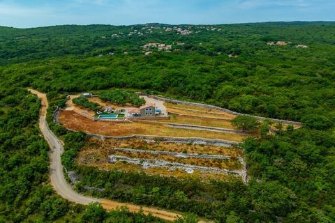 Villa Mare spans two floors and combines functionality with comfort. The ground floor features a living room with a kitchen and dining area. Upstairs, there is a bedroom for three people with a double bed and a single bed. The bedroom has an en-suite...