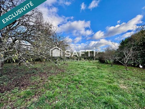 Terrain agricole entièrement clôturé, doté d’un portail et planté d’arbres fruitiers.