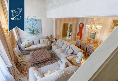 Nel cuore del centro storico fiorentino, in una delle strade più iconiche e ricercate della città, sorge questa straordinaria dimora completamente personalizzata e ristrutturata con cura artistica di raro valore. A pochi passi dai principali monument...