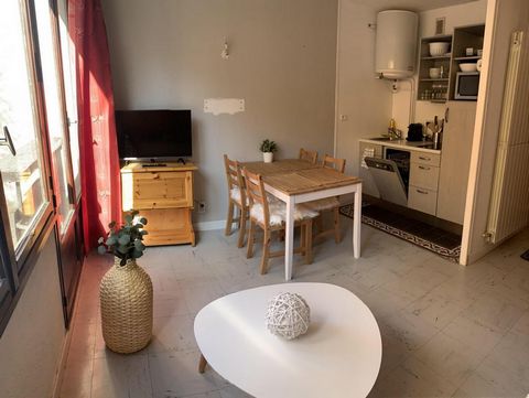 Residence Edelweiss is nicely located in Vars, 300 meters to the shops and the slopes. Surface area : about 25 m². 1st floor. Orientation : West. Living room with bed-settee. Sleeping area with 2 bunk beds. Kitchenette with oven, dishwasher, 2 cookin...